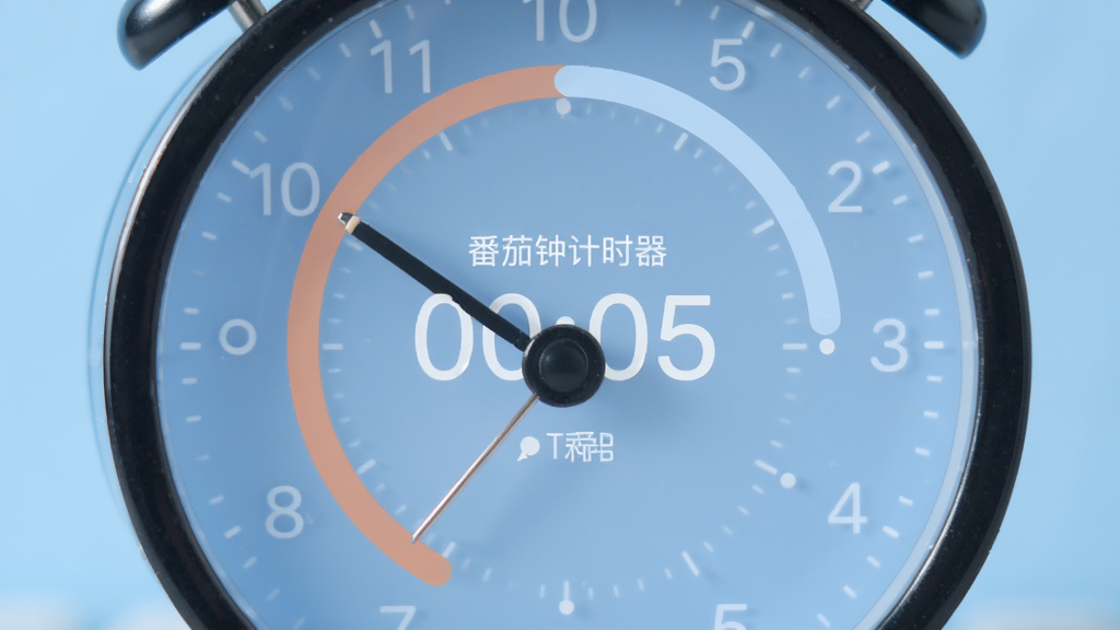 嘀嗒闹钟 番茄钟计时器界面,画面显示圆形倒计时进度条和剩余时间数字,背景为柔和蓝色,风格清新,细节精致,画质高清,干净,无多余元素