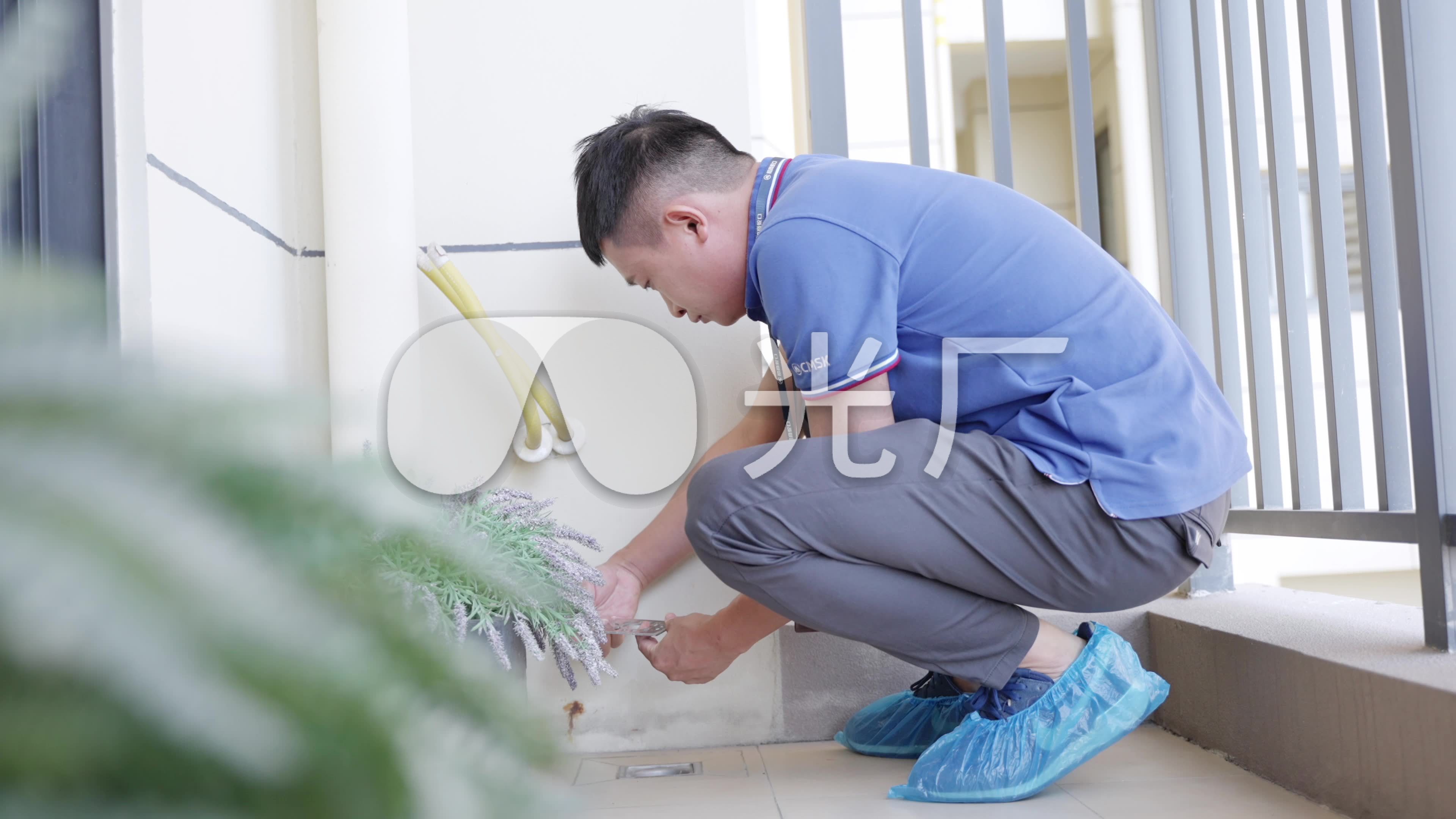 暖帮维修师傅上门检查家电故障