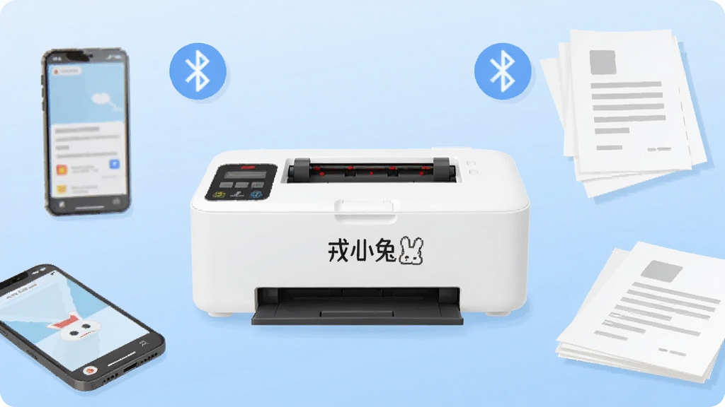 画面中央放置一台白色便携式打印机,机身侧面印有“戎小兔”字样,周围环绕手机、文档纸张、蓝牙图标等元素,整体采用扁平化插画风格,背景为浅蓝色渐变,布局居中对称,细节清晰干净,画质高清,无多余元素