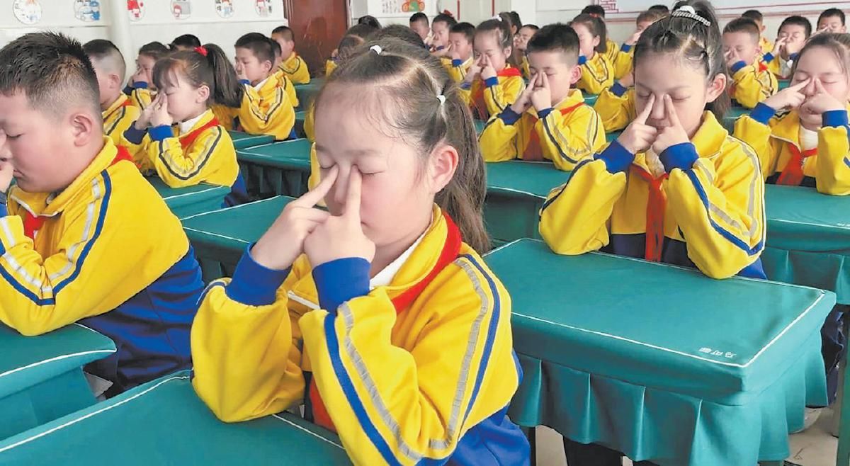 小智护眼宝家长陪同孩子做眼保健操场景图