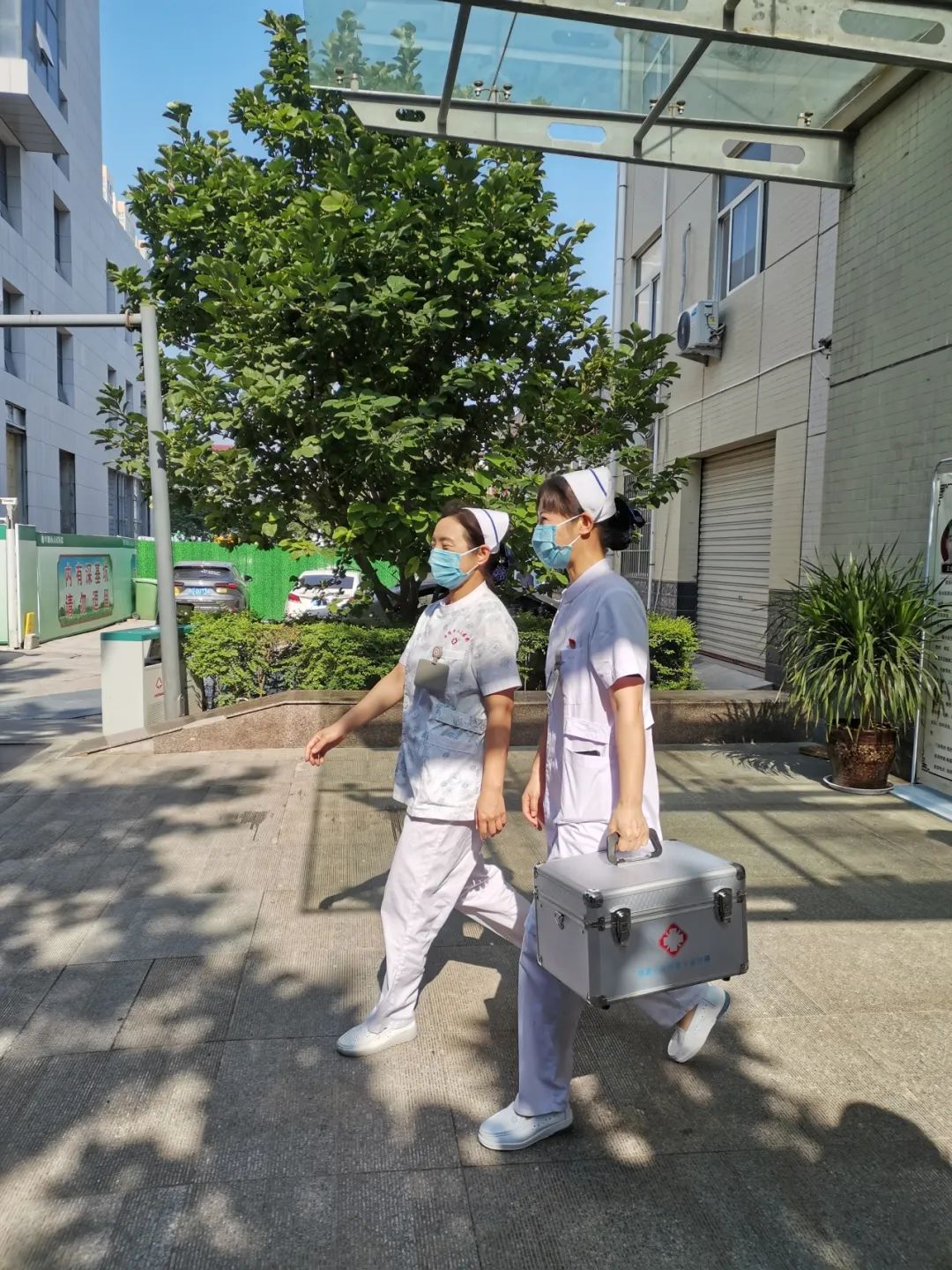 燕尾帽护理上门医护版护士上门服务实拍场景
