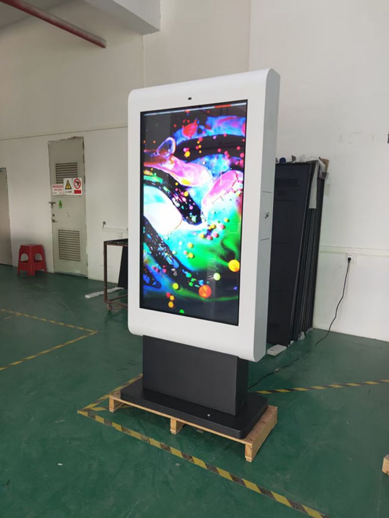 诚现广告机高清触控立式落地款商用广告播放设备整体外观展示