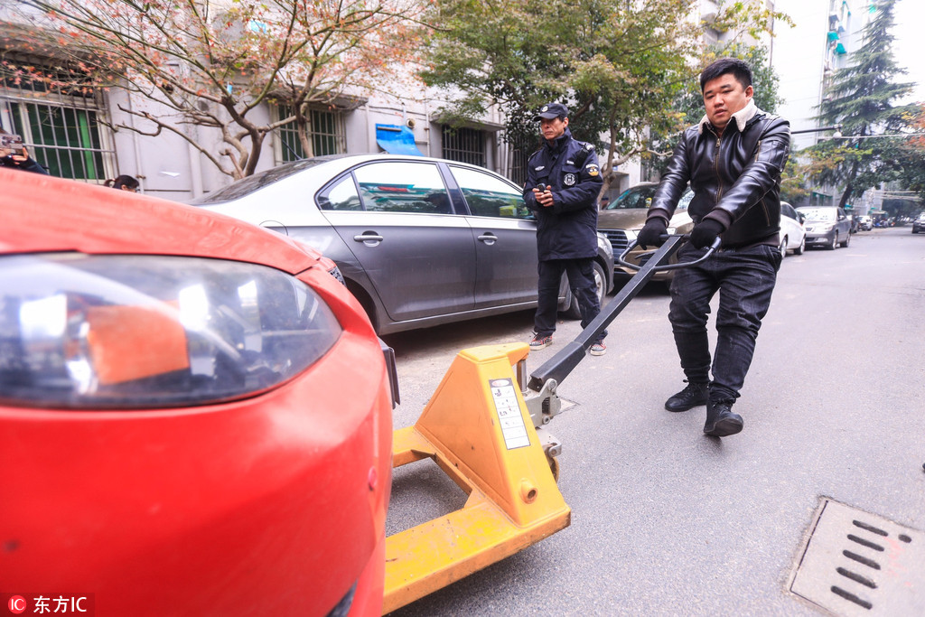挪一下车小区物业保安协助联系车主场景图