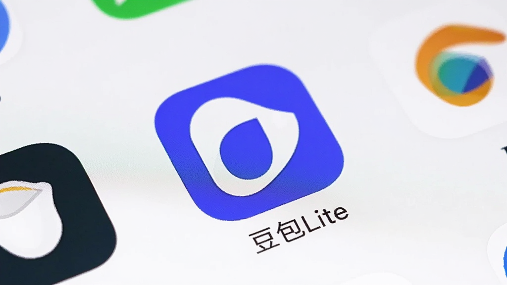 一部安卓手机屏幕上显示豆包Lite应用图标,图标为蓝色圆角方形,内部有白色豆包卡通形象,图标下方有“豆包Lite”文字,背景为干净的白色桌面,周围有少量其他应用图标,风格清新简洁,画质高清,无多余元素