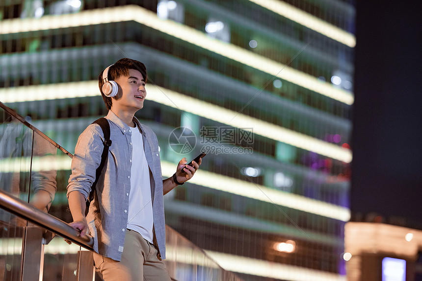 好心情通勤路上听歌放松配图